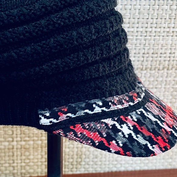 VTG Black & Red Houndstooth Plaid Acrylic Knit Cabbie Hat - Picture 2 of 10